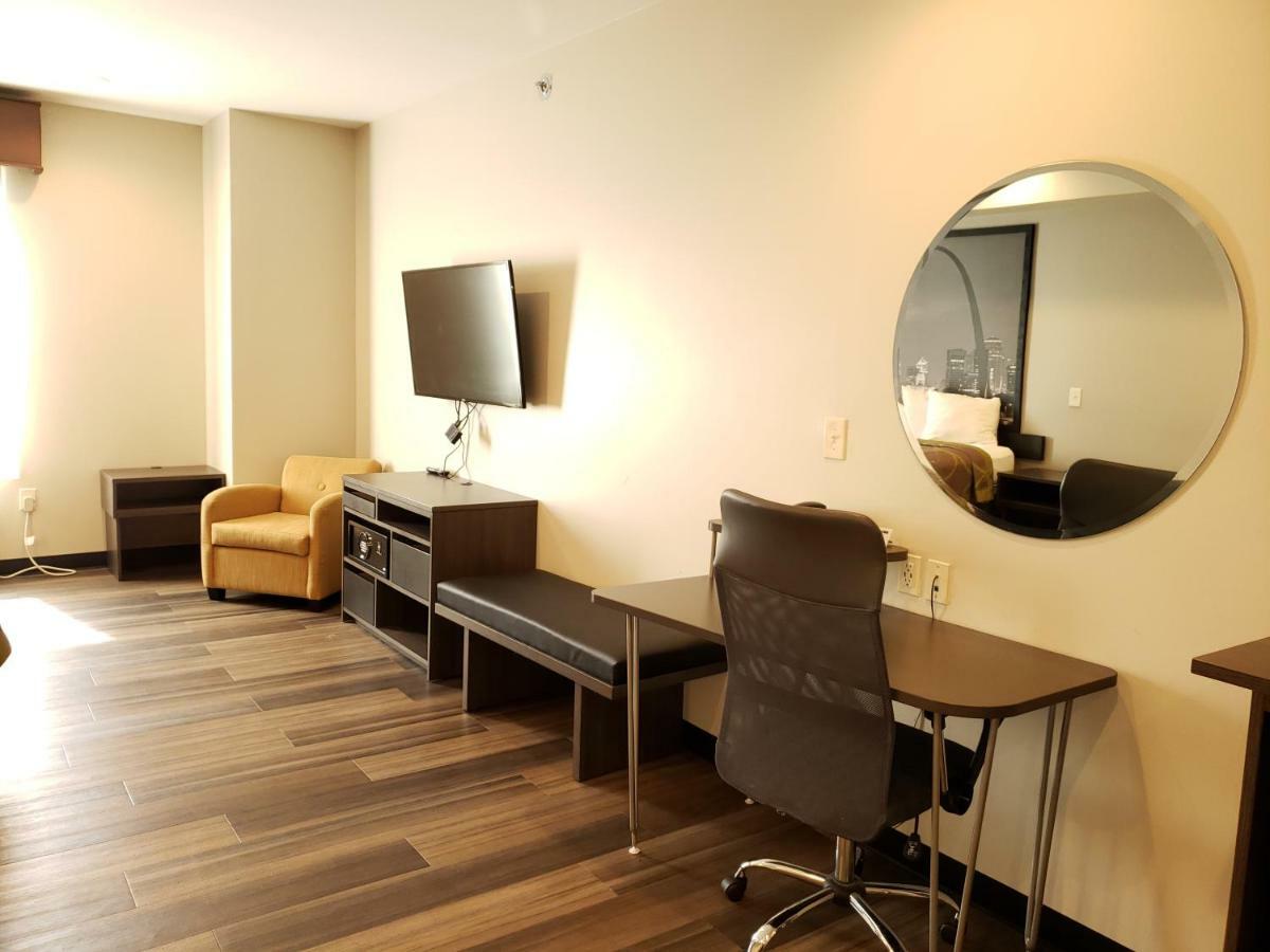 Super 8 By Wyndham St. Louis North Otel Dış mekan fotoğraf