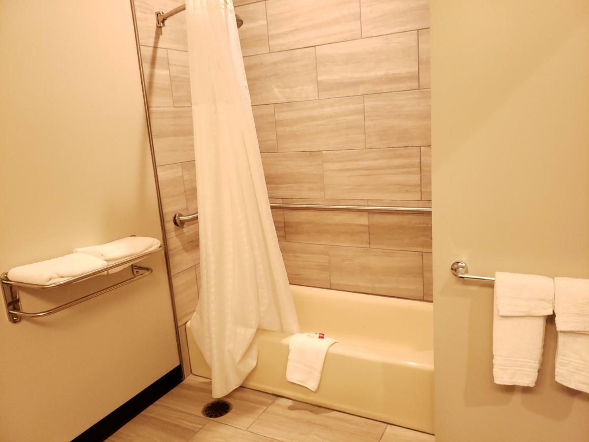 Super 8 By Wyndham St. Louis North Otel Dış mekan fotoğraf