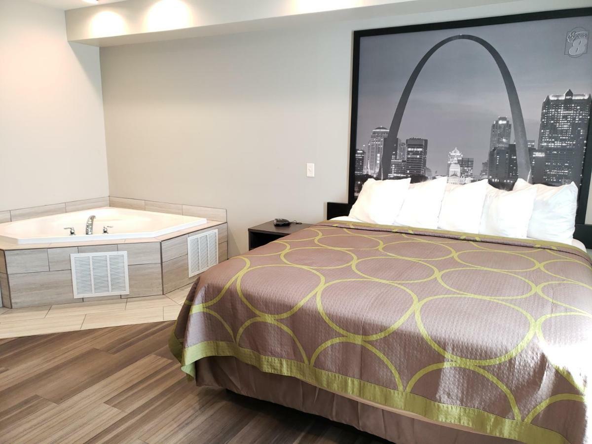 Super 8 By Wyndham St. Louis North Otel Dış mekan fotoğraf