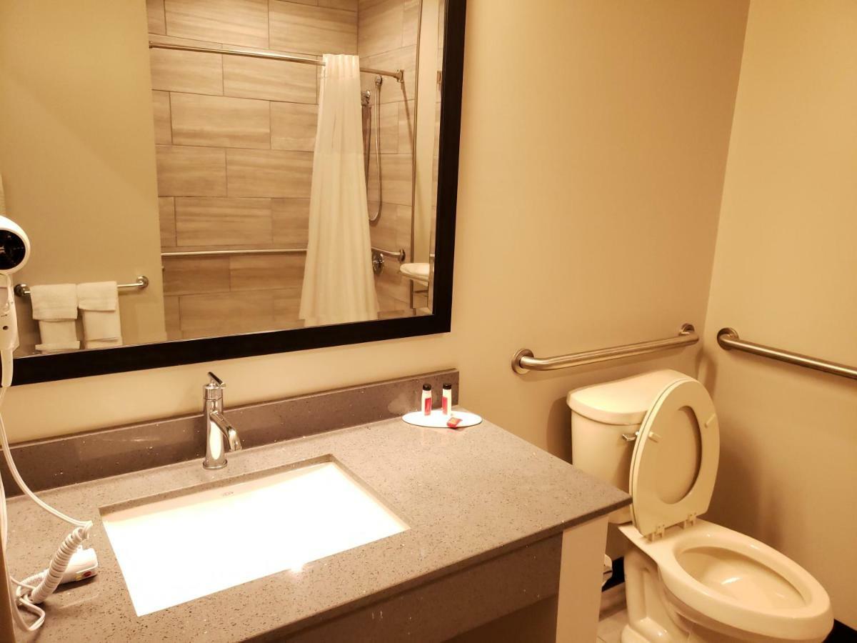Super 8 By Wyndham St. Louis North Otel Dış mekan fotoğraf