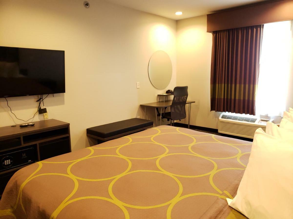 Super 8 By Wyndham St. Louis North Otel Dış mekan fotoğraf