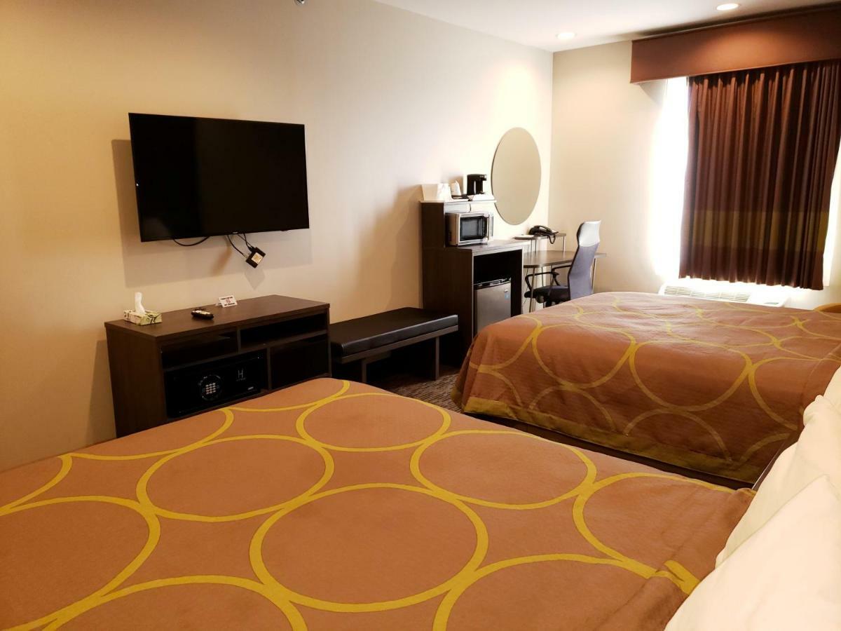 Super 8 By Wyndham St. Louis North Otel Dış mekan fotoğraf